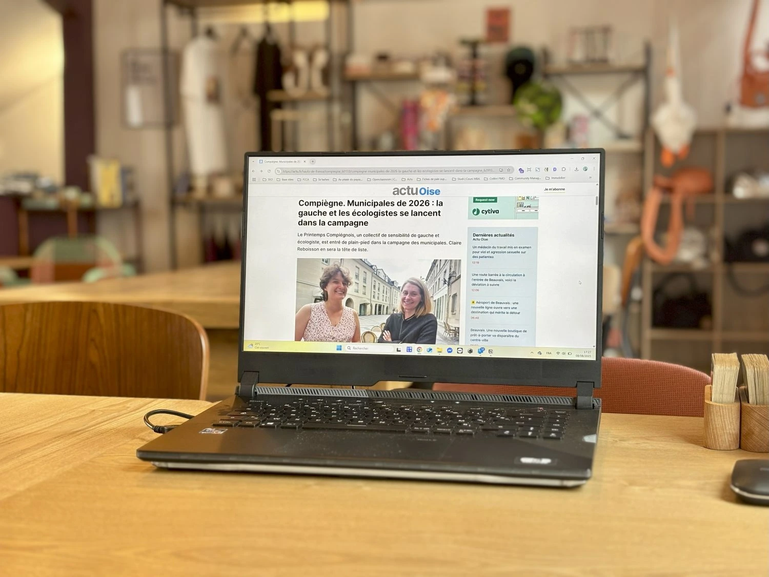 ordinateur dans espace coworking à compiegne