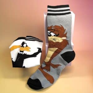Chaussettes grises et blanches dépareillées personnage dessin animé